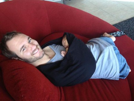 Americký pastor Nick Vujicic objíme svoje dieťa len vďaka noseniu